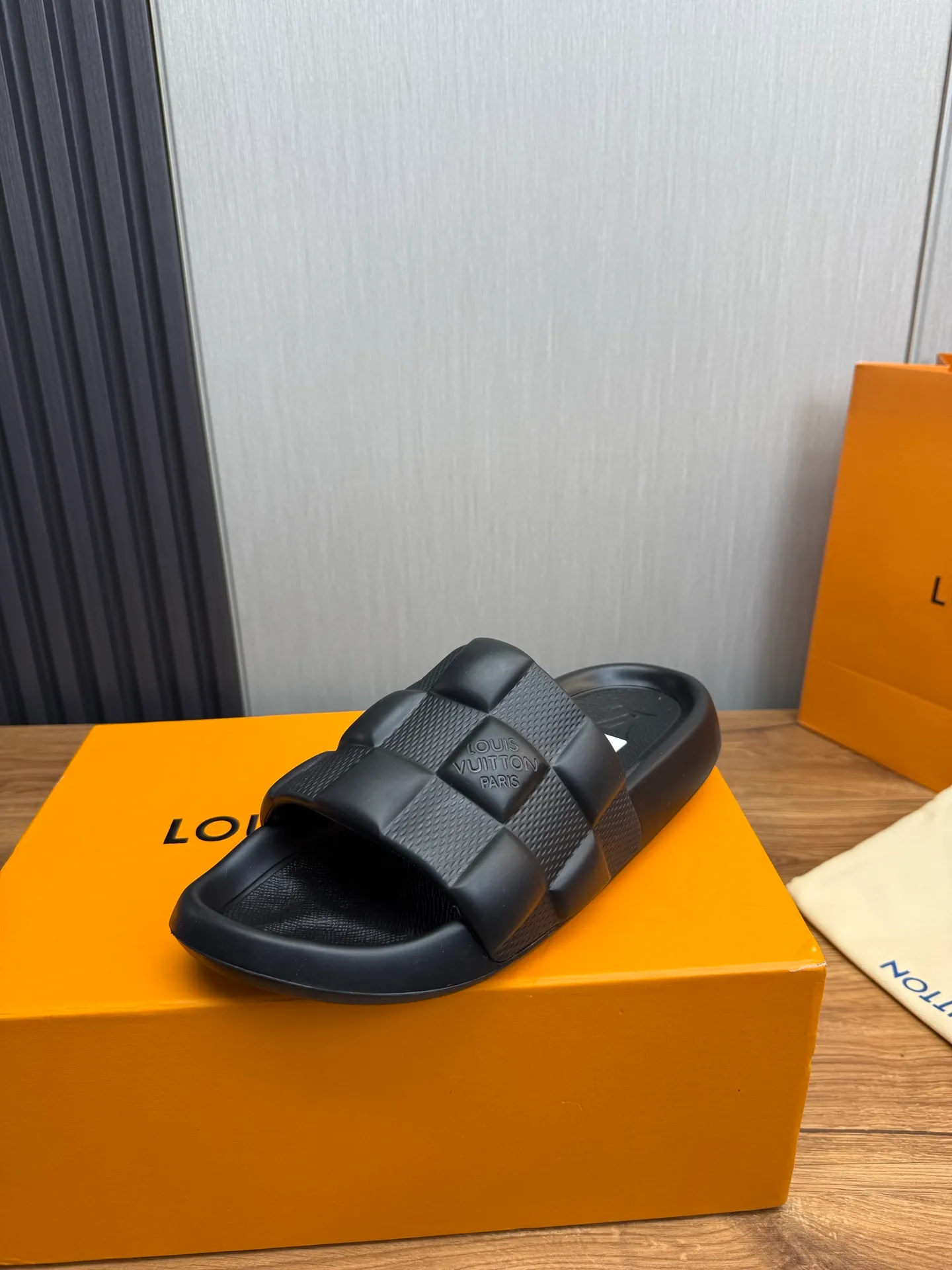 Men's shoes 💰260💰 ▪️LV's popular Little Red Book popular slippers hot sale: 1 shipment✅ Super textured and comfortable slippers, original TPU outsole. Authentic counter box drawer box packaging 🎁Size 38-45